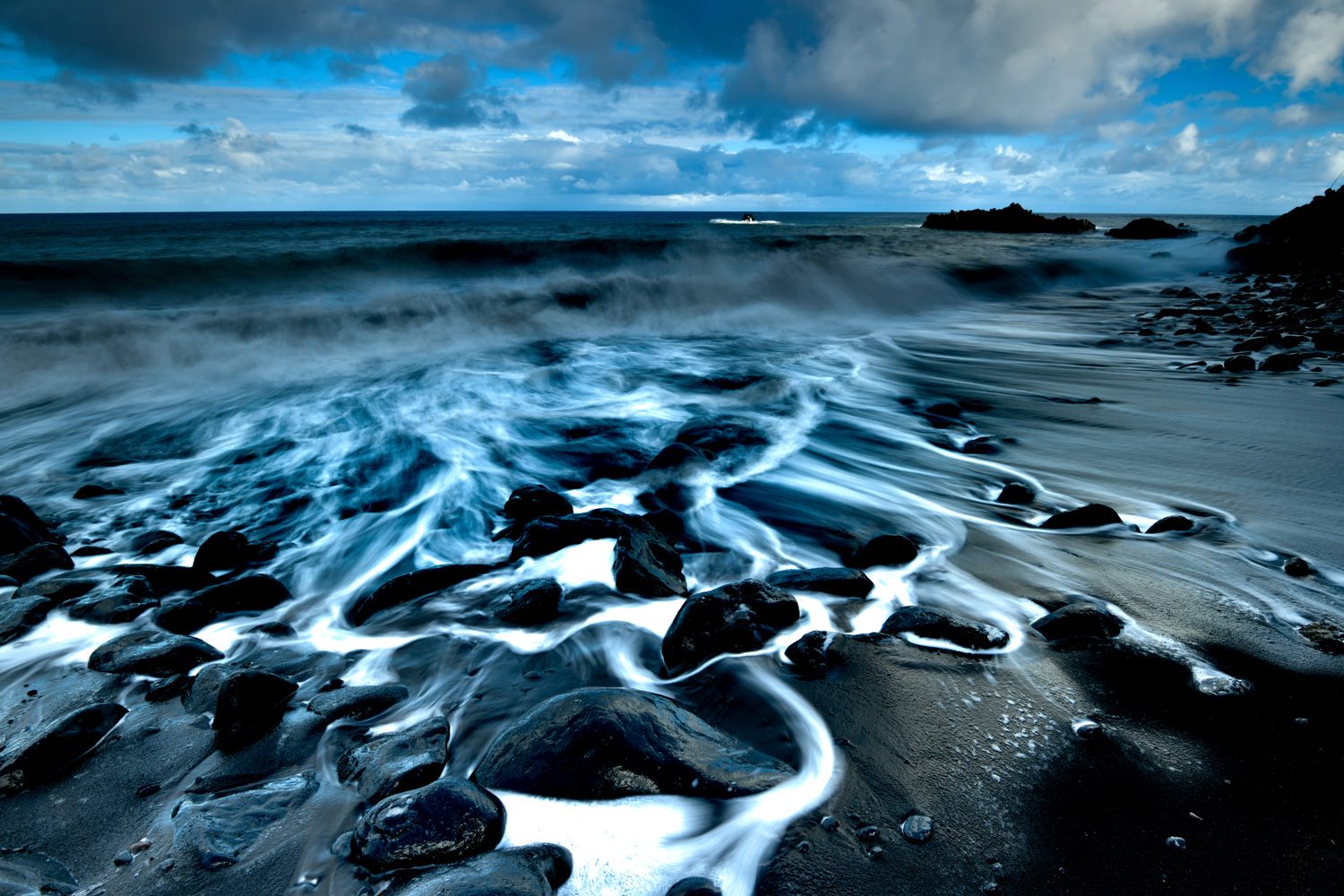 波にもまれる溶岩