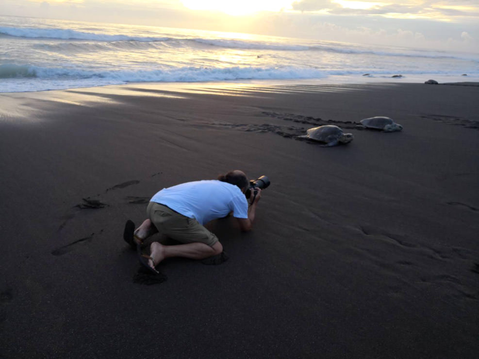 ビーチすれすれから撮影する僕。