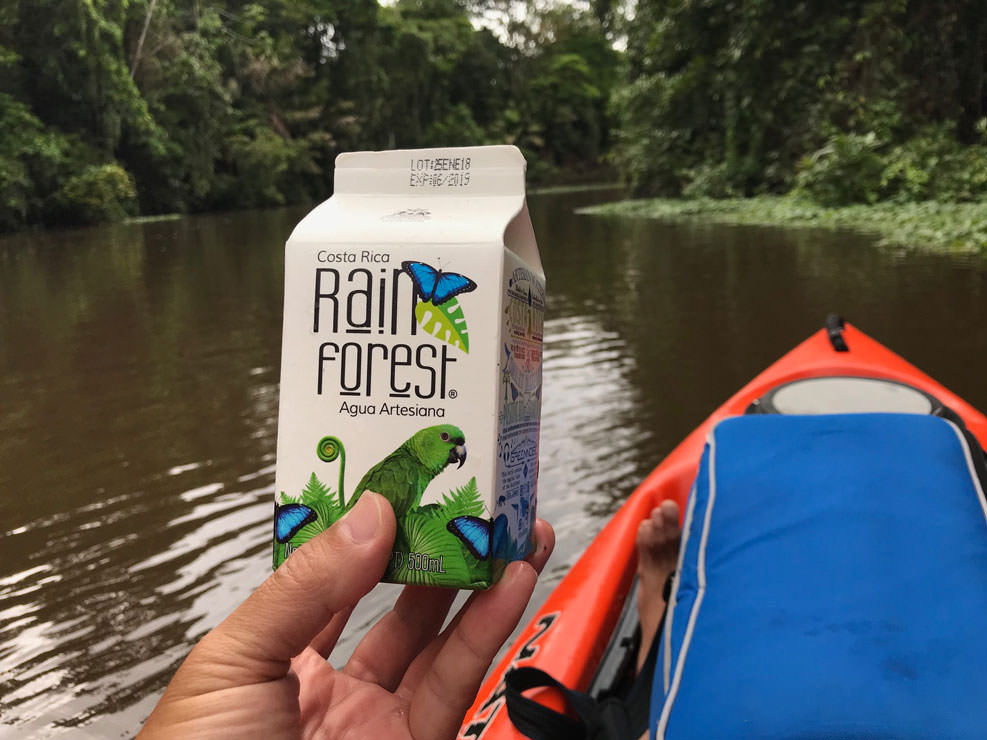 環境先進国のコスタリカでは、ミネラルウォーターもペットボトルではなく紙製の容器になりつつあった。
