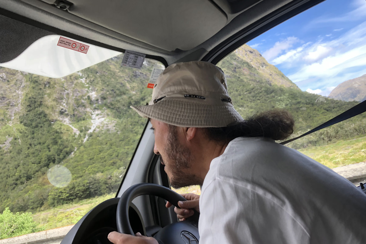 道が悪いと、積み込んだ食器がガッチャン・ガッチャンと暴れるが、気にせずどんどん自然の中に分け入っていく。