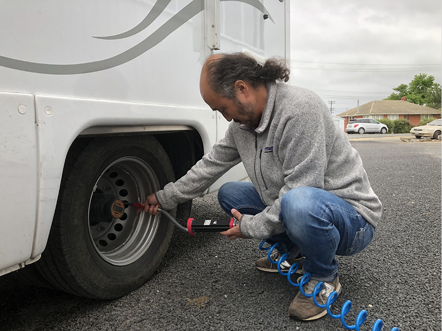 キャンピングカーを借りた初日から、どうもタイヤの空気が抜け気味だった。入れても入れても空気が抜けるのでガソリンスタンドで見てもらったら、パンクしていたのだった。