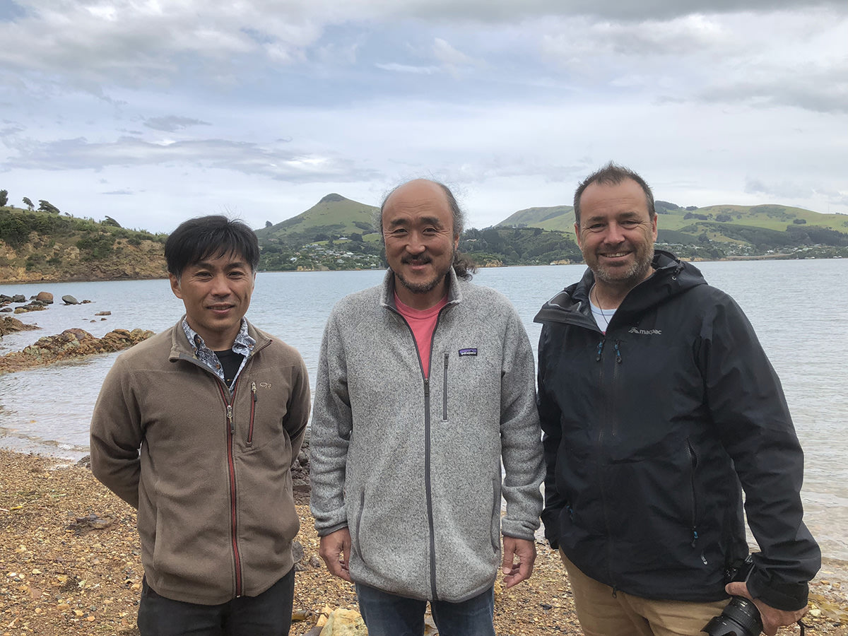 野生動物の多い町ダニーデンで、撮影ポイントを教えてくれたり、いろんな情報をくれたりと、とてもお世話になったダニーデン在住の写真家たち。左が日本人の中村太一さん、右がPaul Le Comteさん。お二人とも、驚くほど優しい。