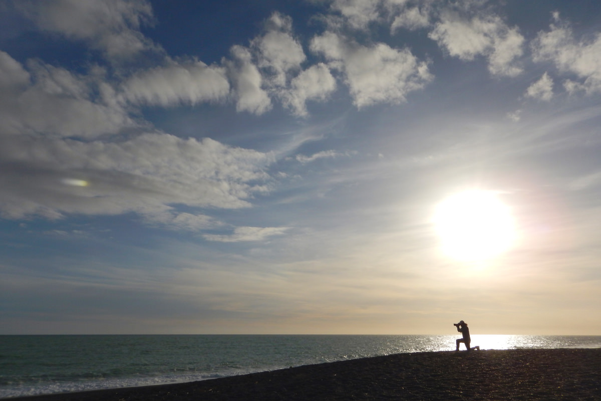 クライストチャーチ近くの海岸にて。ここでニュージーランドでもまれに見られるというオーロラを待ってみた（今回は見られなかったけれど）。地元のおじさんが近寄ってきて、このビーチで見つけたという、美しく磨いた石をくれた。