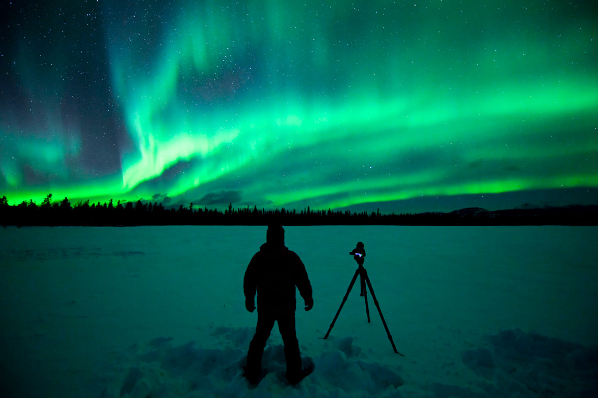 広大な雪原でただ一人、オーロラと対面する。暗くなると間もなく夜空一面にオーロラが舞い始めた。極寒の中で何時間もぶっ続けで撮影していたが、あまりの感動に寒さをまったく感じなかった。