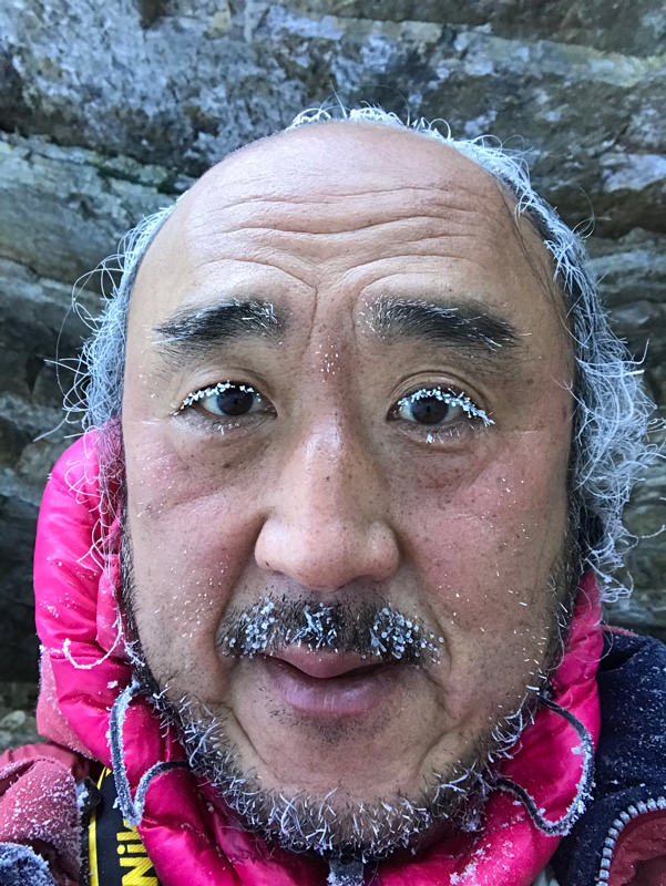 夜明けの外気はマイナス30度を下回る。吐いた息が凍って髭やまつ毛、髪などにはり付く。洟が流れていても全く感じない。