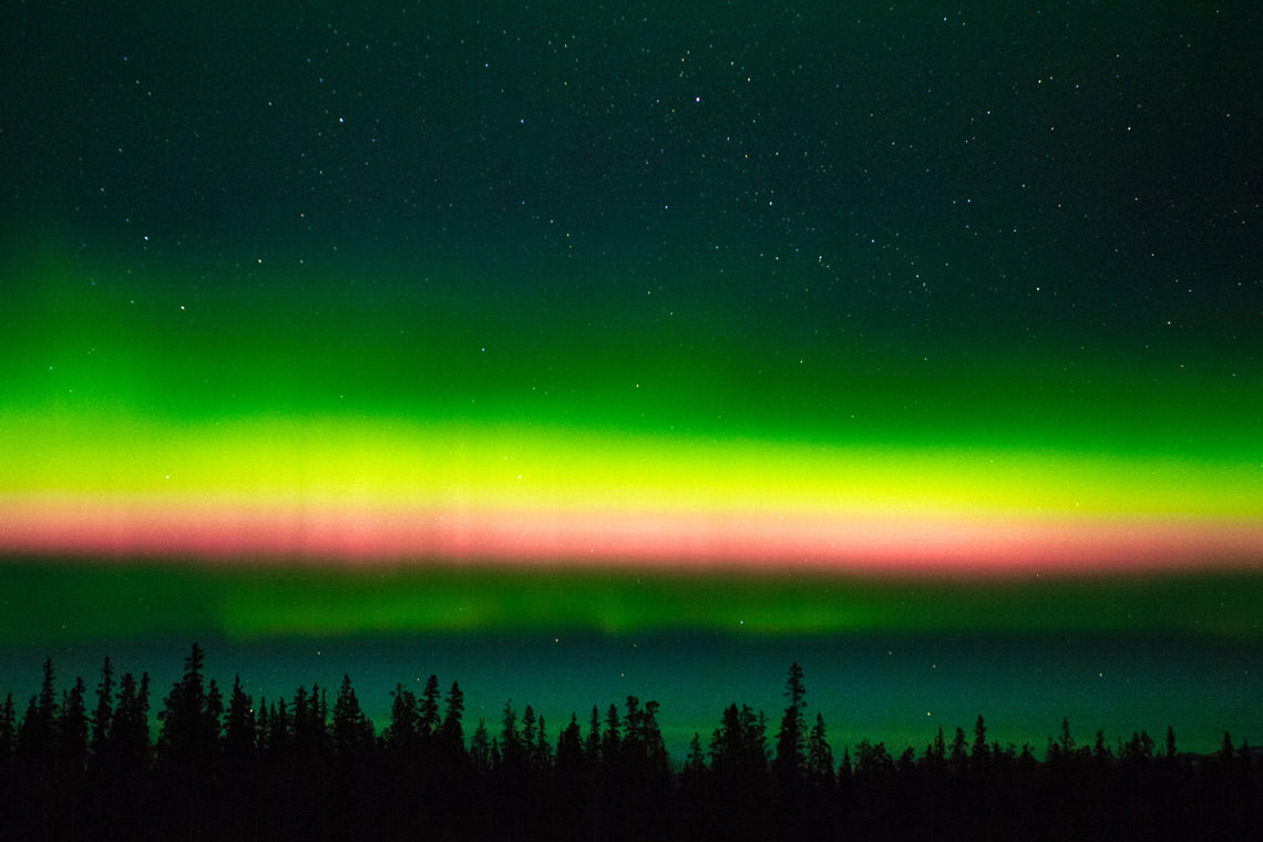 色を放つオーロラ