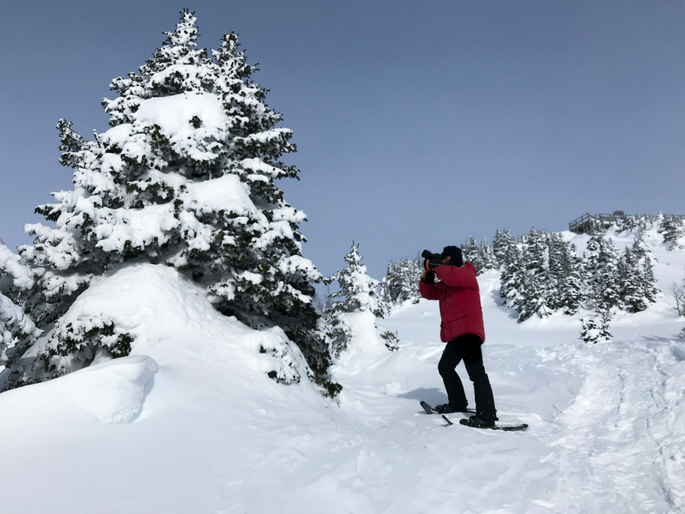 スノーシューを履いて、雪が深い山々を歩いて撮影する。普通なら腰まで埋まってしまう場所でも簡単に歩けてしまう。