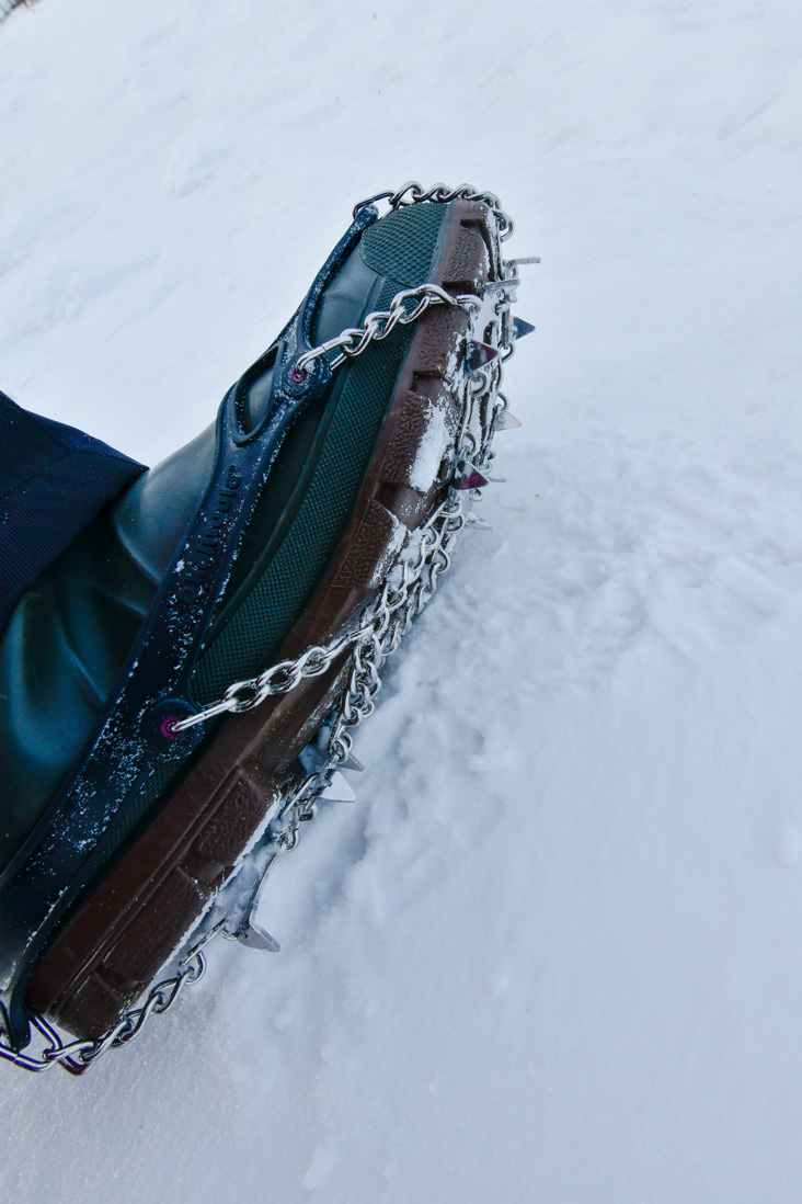 氷の上を歩いても滑らないようにブーツに取り付ける、尖った金属が付いたチェーンアイゼン。