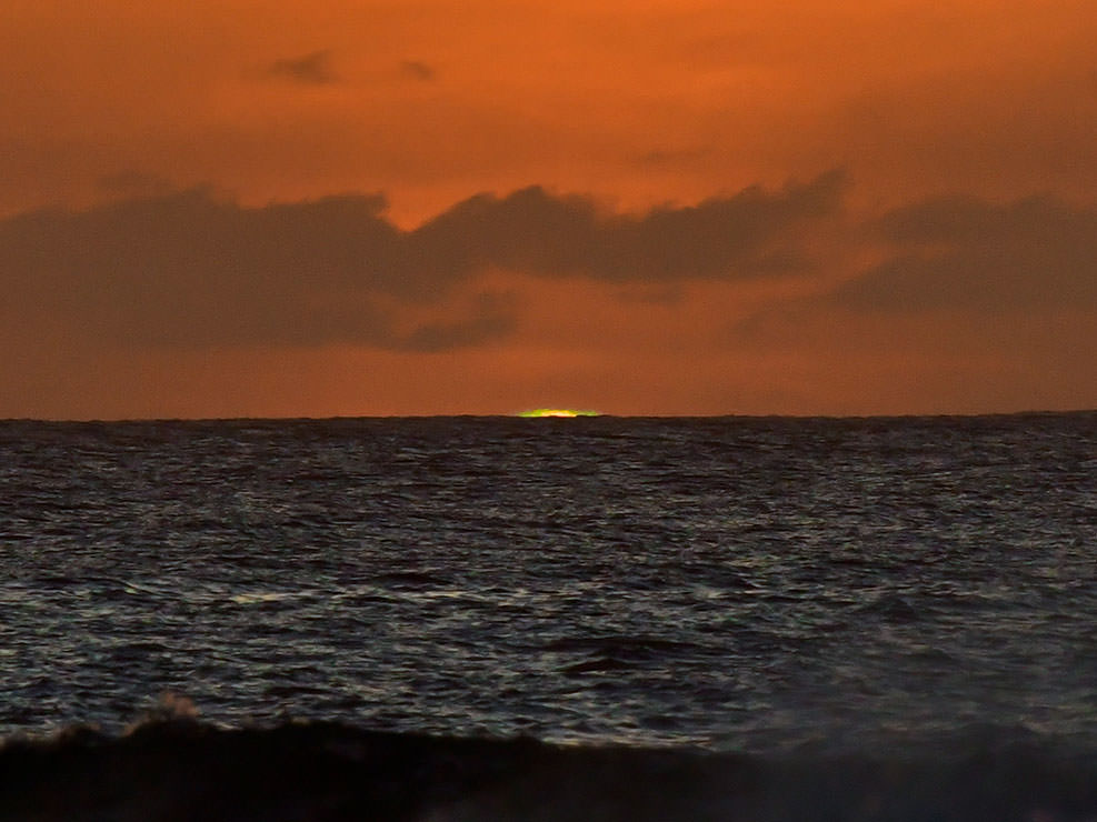 太陽が沈む瞬間、小さいけれど確かにグリーンフラッシュが現れ、写真に写った。カウアイ島
