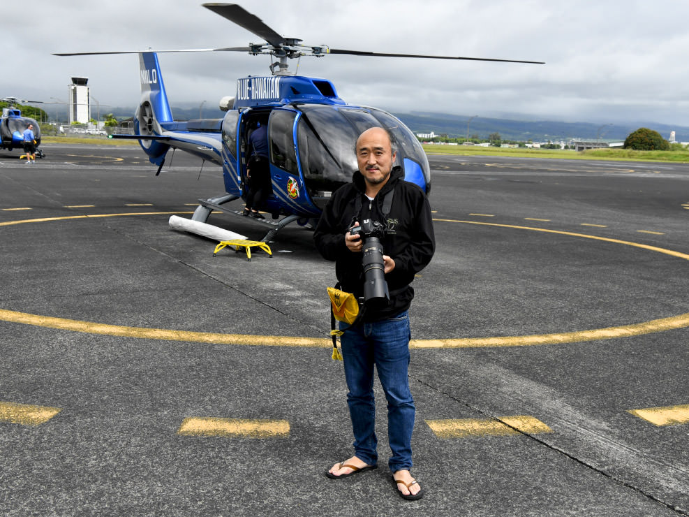 ヘリの前で。この時はドアを外してもらえなかったので、ガラスへの映り込みを減らすために、黒い服を着て撮影。