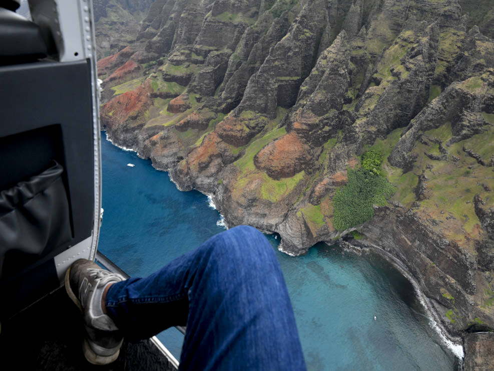 ドアを外したヘリからの眺め。カメラを通して眺めるとあまり怖さは感じなくてすむ。