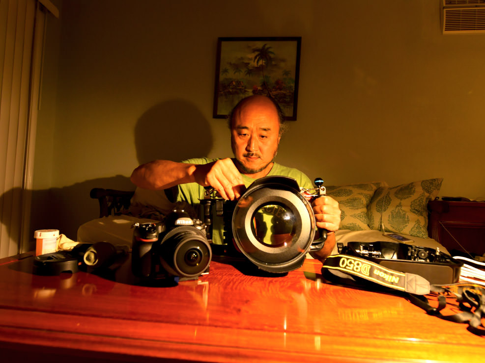 水中撮影の前の晩、水没しないよう水中ハウジングを慎重にセッティングする。