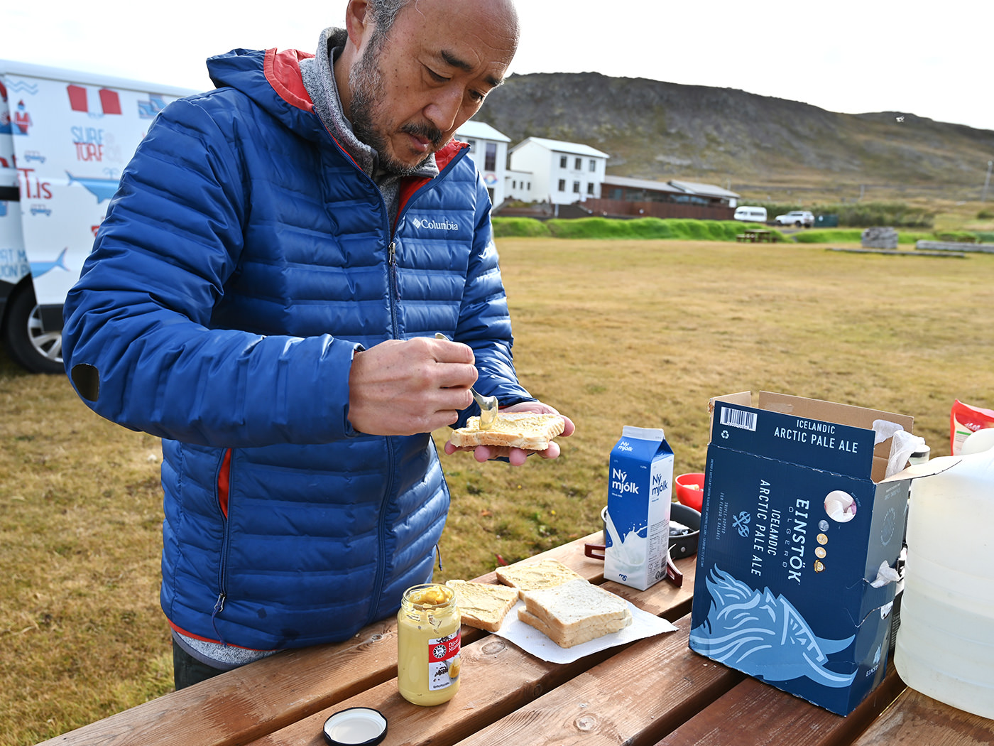 キャンプ場での朝食