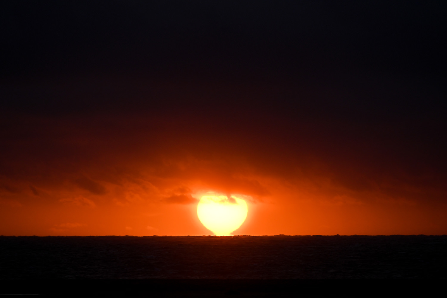 赤く染まる太陽