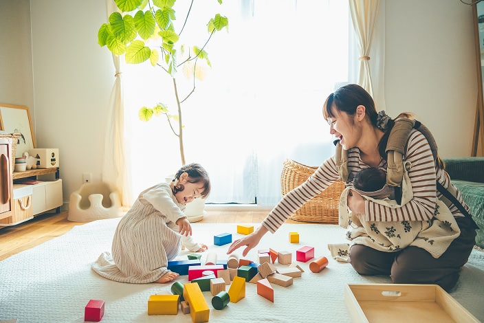 子どもたちと遊びながら笑っている家族写真