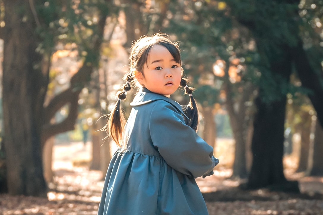 女の子が振り返っている写真