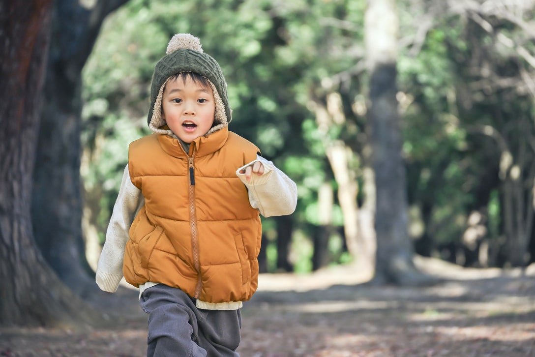 走っている男の子の写真