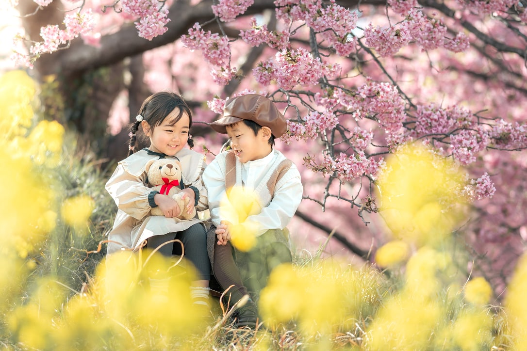 前ボケと背景のボケで撮影した子どもたちの写真