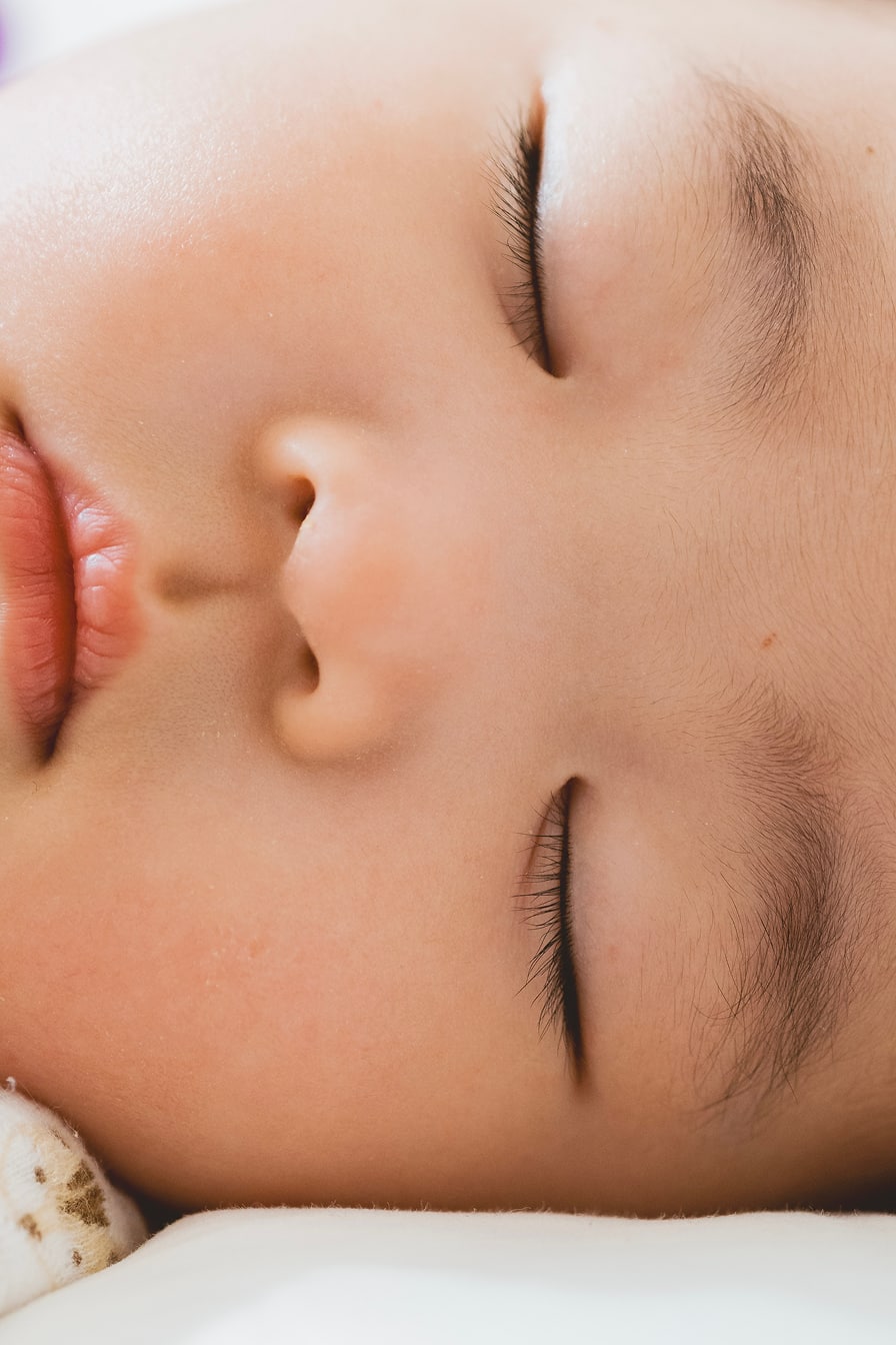 赤ちゃんの寝顔アップの写真