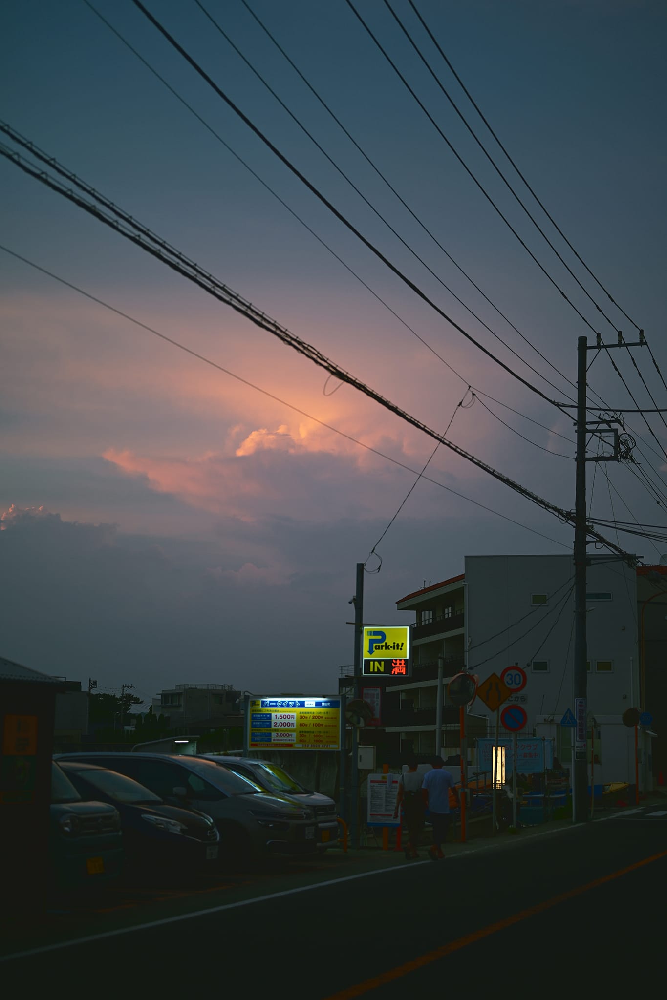 夕暮れ時の空と街並みを鮮明に描いた写真