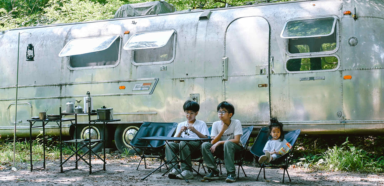 キャンプ好きフォトグラファーが教える家族写真の残し方 – Z fcを手にトレーラーハウスでグランピング体験