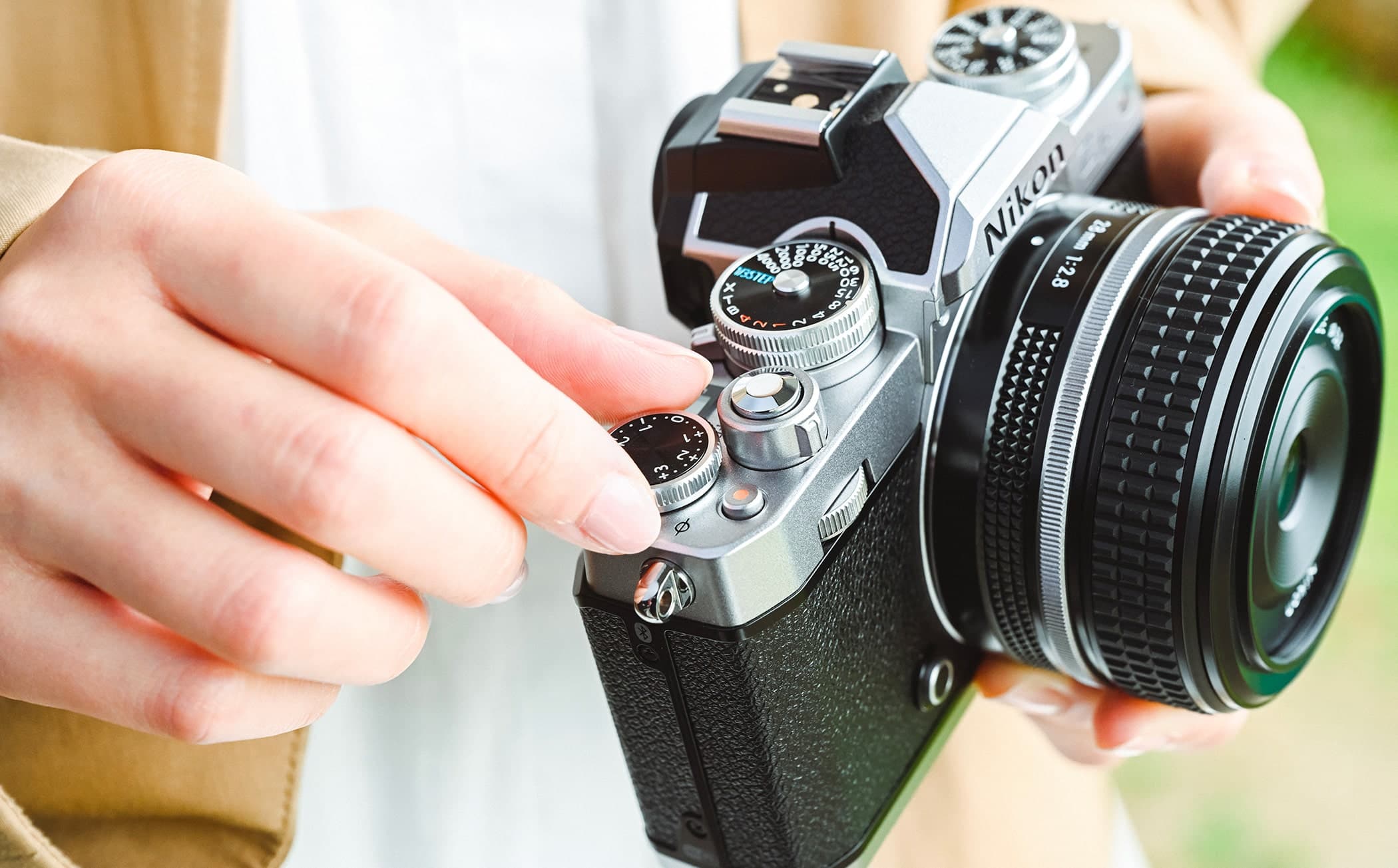 写真１枚１枚を丁寧に撮影する感覚を味わえるダイヤル操作