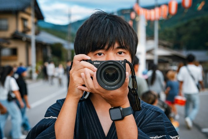 ZRを構えて静止画を撮影する男性