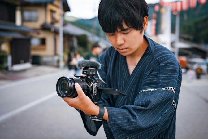 ZRのモニターを見ながら動画を撮影する男性