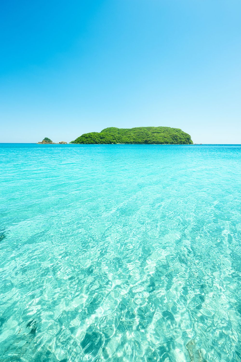 エメラルドグリーンの海に浮かぶ島