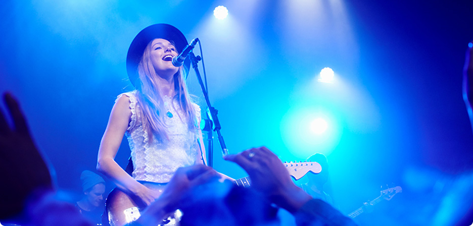 コンサート中の出演者のイメージ写真