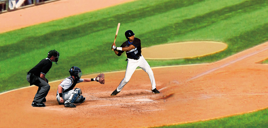 打席に立つバッター、ミットを構えるキャッチャー、球審の写真