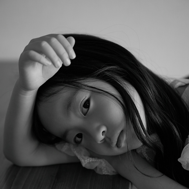 ＜モノクロ＞色を除いて“想い”を描く白黒写真