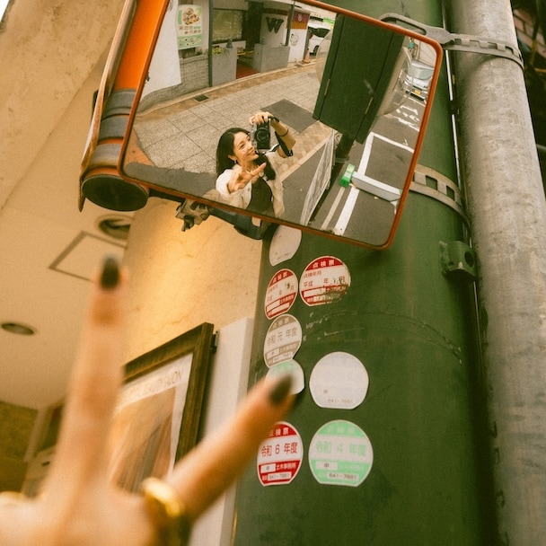 ＜鏡×セルフィー＞反射を活かした、遊び心のあるセルフ写真