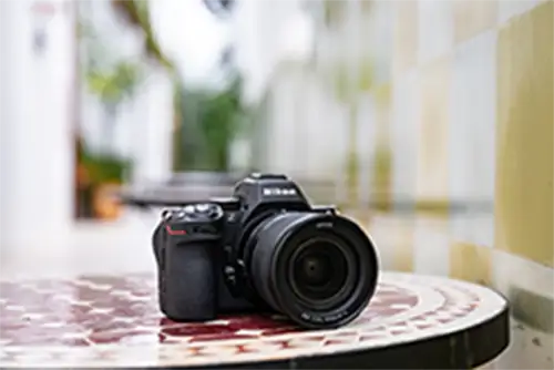 テーブルの上のカメラ