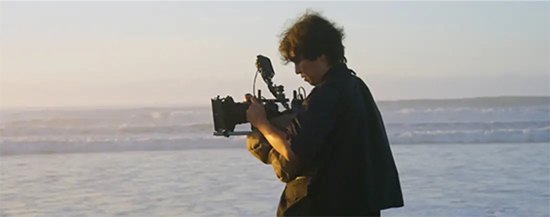 カメラを構える男性