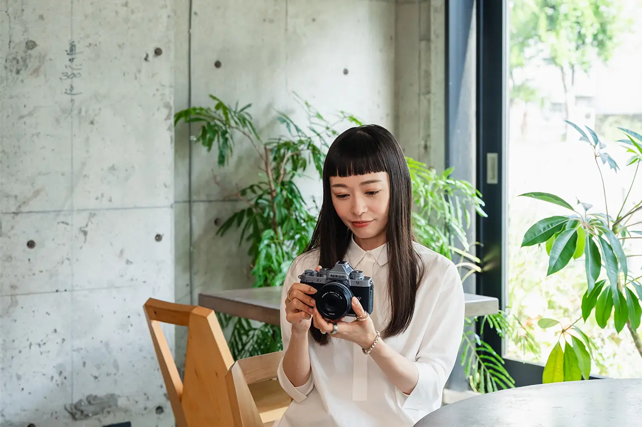 カメラを構える女性