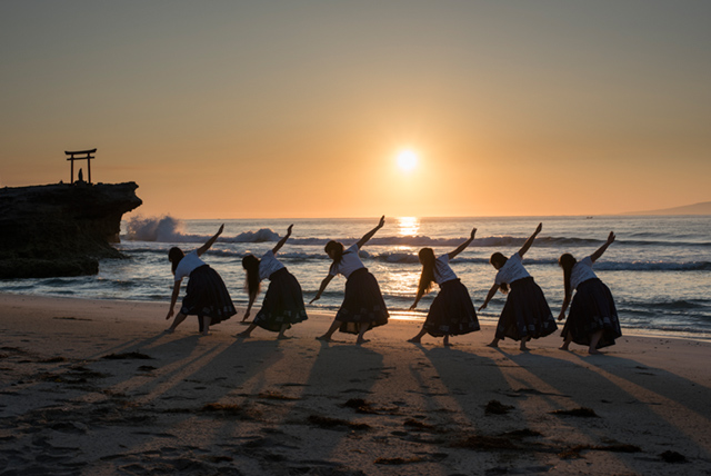 作品2:日の出とともにフラを舞う(白浜大浜)