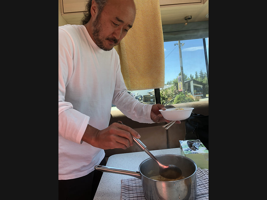 初めに食材を買い込み、撮影の合間になるべく車の中でご飯を食べる。無駄な時間を出したくないのだ。サンドイッチ、ヨーグルト、シリアル、野菜……。卵＆ハム入りインスタントラーメンはごちそうだ。