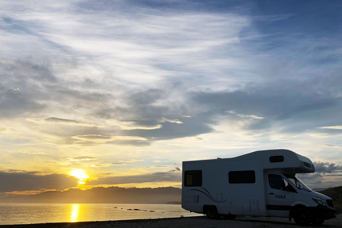 今回の旅の間、一緒に周ってくれたキャンピングカー。昼に夜に、大事な機材と荷物と体を守り、安全と安眠を約束してくれた、頼もしい相棒。