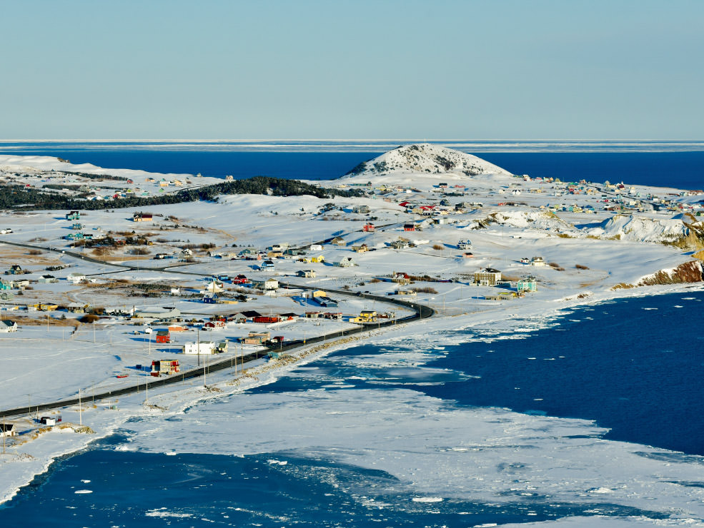 セントローレンス湾に浮かぶ、マドレーヌ島。ここからヘリで流氷上に飛ぶ。カラフルな家が多く見られるのは、漁師が海から自分の家を見つけやすいようにしたものだとか。