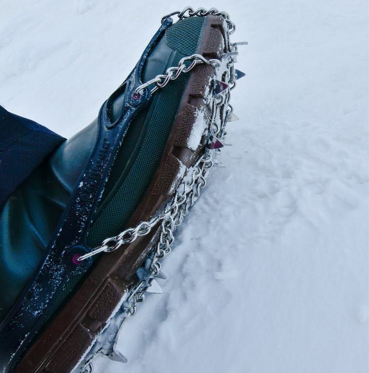 氷の上を歩いても滑らないようにブーツに取り付ける、尖った金属が付いたチェーンアイゼン。