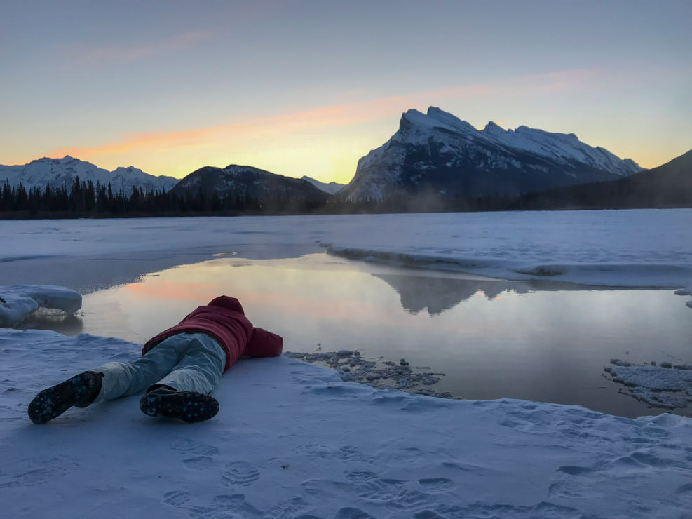 一部凍っていない水面で、風景の映り込みを狙う。