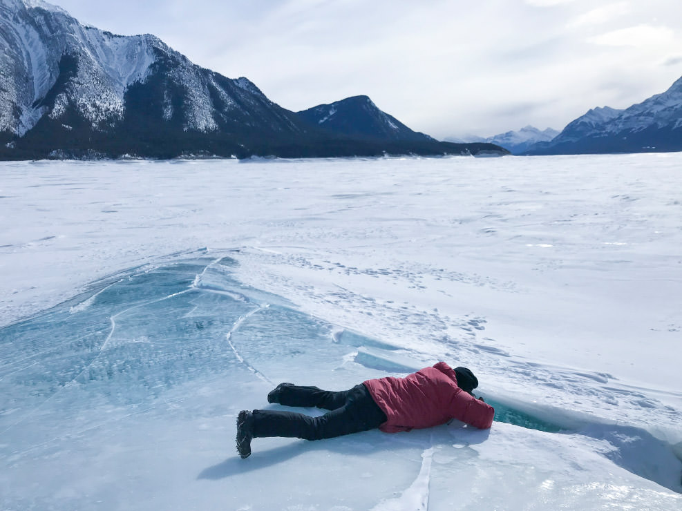氷の裂け目からアイスバブルが見えるところを見つけ、氷に這いつくばって「氷の断層面」を撮影。