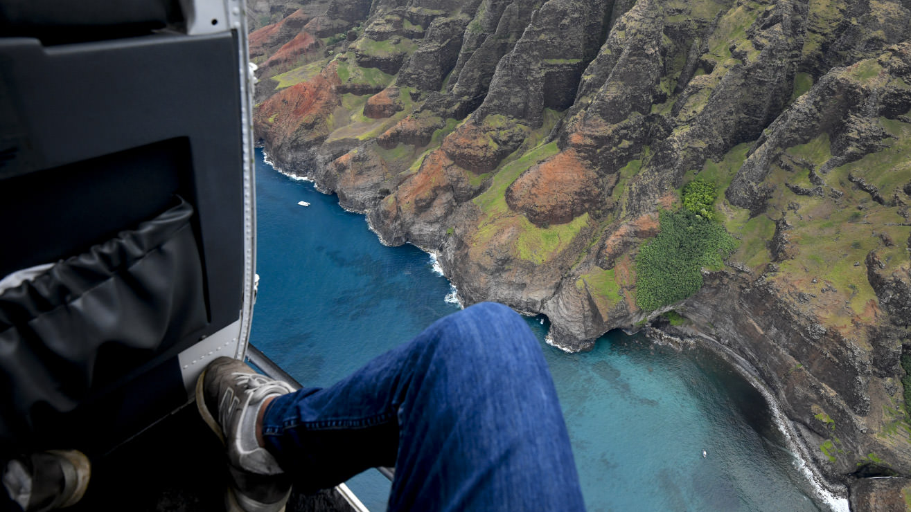 ドアを外したヘリからの眺め。カメラを通して眺めるとあまり怖さは感じなくてすむ。