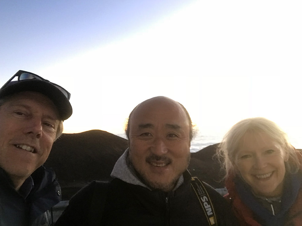 マウナケア山頂まで乗せて行ってあげることになったご夫婦。山頂で感動を共にした。