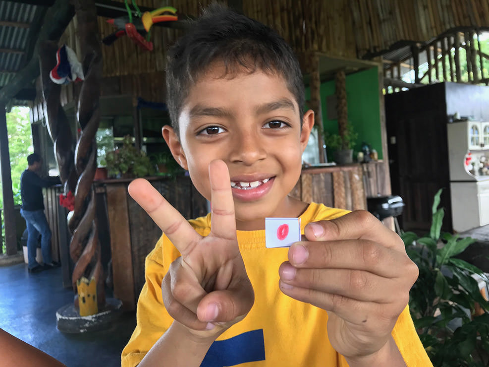 ランチのため入った食堂で、料理をするおばあちゃんの孫が僕を見つけて、日の丸を作って話しかけてきてくれた。