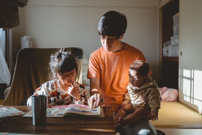 自宅での日常を撮影した家族写真