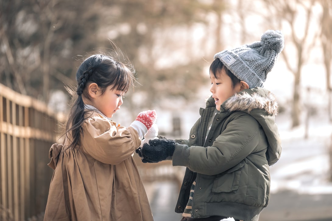 子どもたちが遊んでいる写真