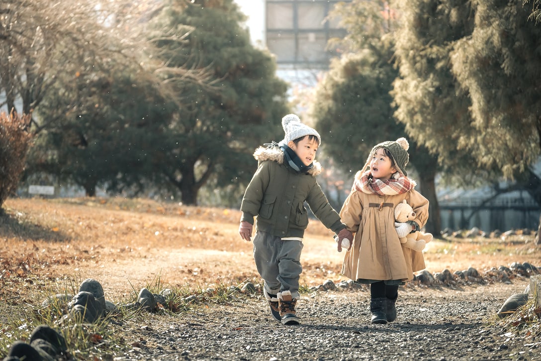 子どもたちが手をつなぎ歩いている写真