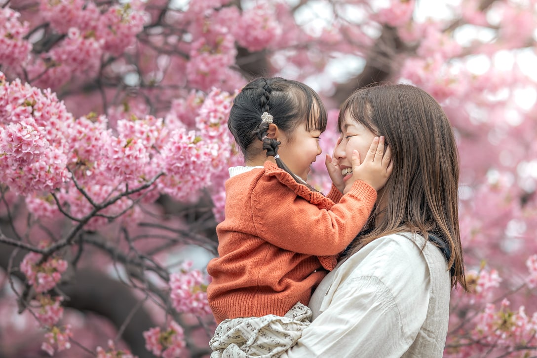 花の背景に玉ボケで撮影した家族写真